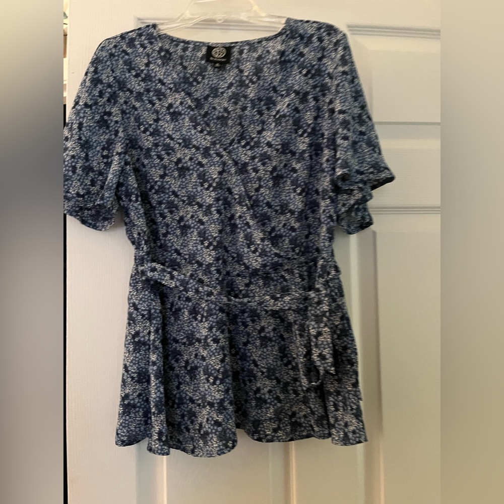 Like New! Blue Floral Blouse with tie front Sz Medium